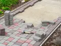 Jaki beton pod obrzeża – uniknij najczęstszych błędów i kosztów