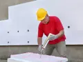 Ile kleju do styropianu na 100m2? Uniknij kosztownych błędów