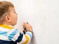 Skuteczne sposoby na to, czym zmyć kredkę ze ściany bez uszkodzeń