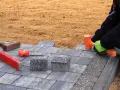 Ile cementu potrzebujesz na podsypkę pod kostkę brukową, aby uniknąć problemów?