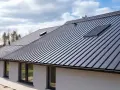 Jaką farbę na dach z blachy ocynkowanej wybrać, aby uniknąć problemów?