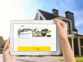 Tablet pokazuje kalkulator izolacji, pomagający obliczyć, ile wełny na poddasze potrzeba.