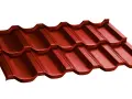 Dachówka modułowa w kolorze ral czerwony, imitująca tradycyjną dachówkę ceramiczną, nadaje budynkowi ciepły i przytulny wygląd.