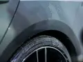 Krople wody na karoserii samochodu i spieniona opona. Pytanie: czym odtłuścić metal przed malowaniem?