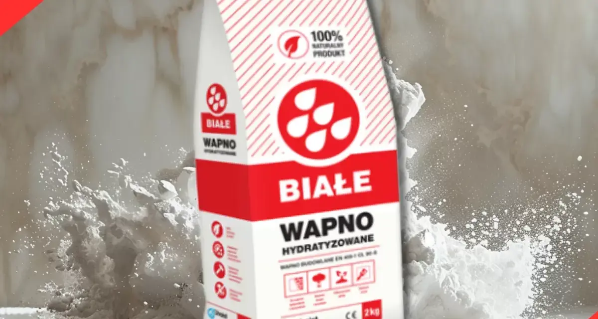 Białe wapno budowlane w worku, otoczone chmurą białego pyłu. Idealne do prac remontowych.