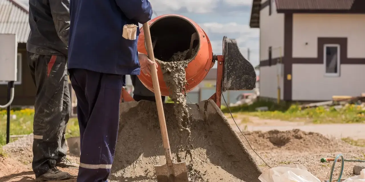Ile łopat piasku na worek cementu? Sprawdź idealne proporcje