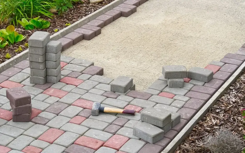 Jaki beton pod obrzeża – uniknij najczęstszych błędów i kosztów