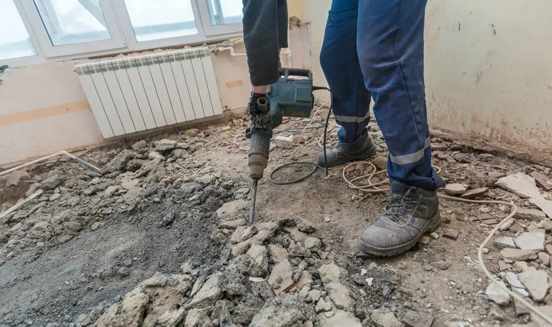 Jak skuć beton efektywnie i bezpiecznie – sprawdź najlepsze metody