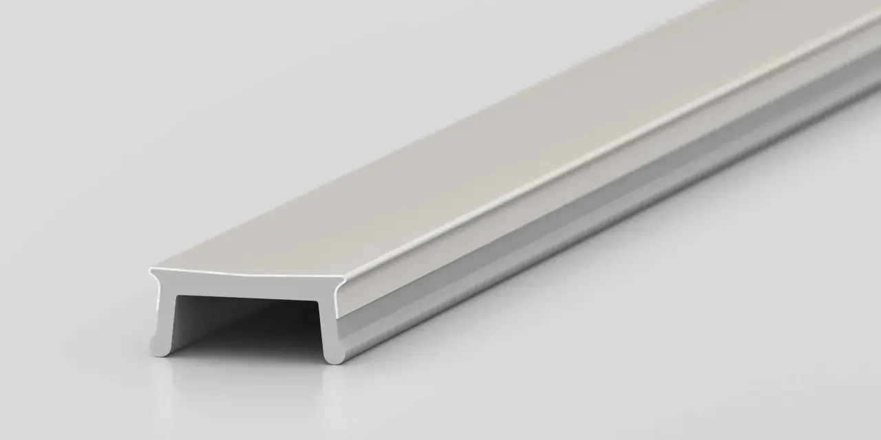 Profil aluminiowy w kolorze RAL 9006, z subtelnym wykończeniem, idealny do nowoczesnych wnętrz.
