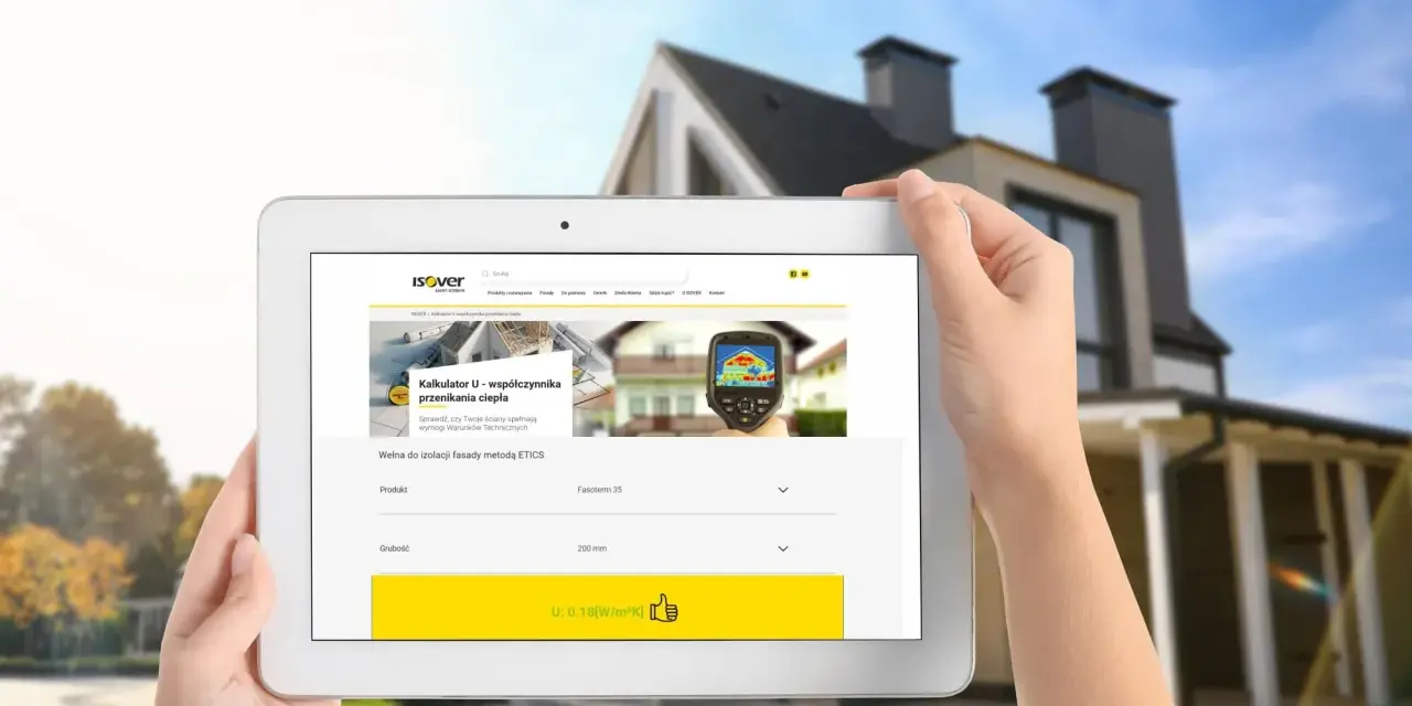 Tablet pokazuje kalkulator izolacji, pomagający obliczyć, ile wełny na poddasze potrzeba.