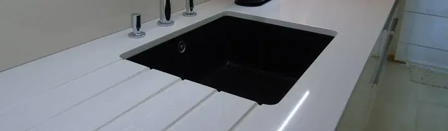 Czarny blat kuchenny konglomerat - elegancja i trwałość w Twojej kuchni