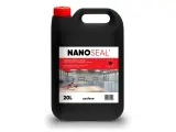 Czarny kanister z preparatem NANOSEAL do impregnacji betonu. Produkt zapewnia ochronę i wzmocnienie posadzek przemysłowych.