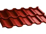 Dachówka modułowa w kolorze ral czerwony, imitująca tradycyjną dachówkę ceramiczną, nadaje budynkowi ciepły i przytulny wygląd.