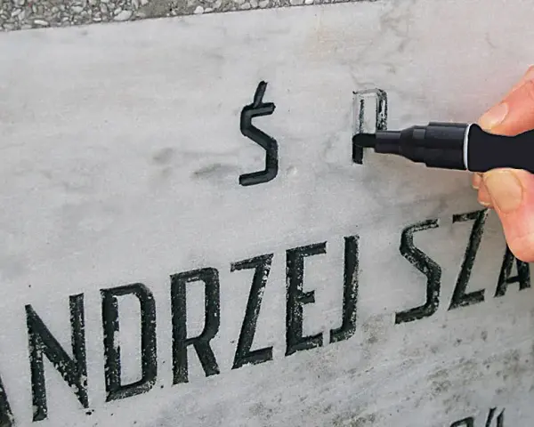 Jaką farbę do malowania liter na pomniku wybrać, aby przetrwała?