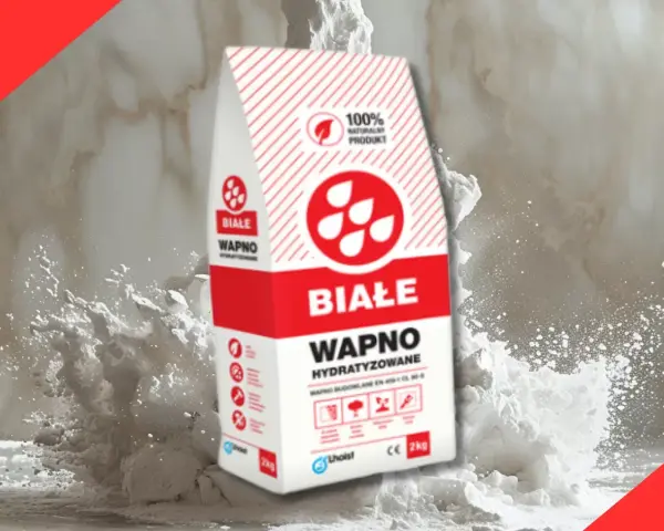 Białe wapno budowlane w worku, otoczone chmurą białego pyłu. Idealne do prac remontowych.