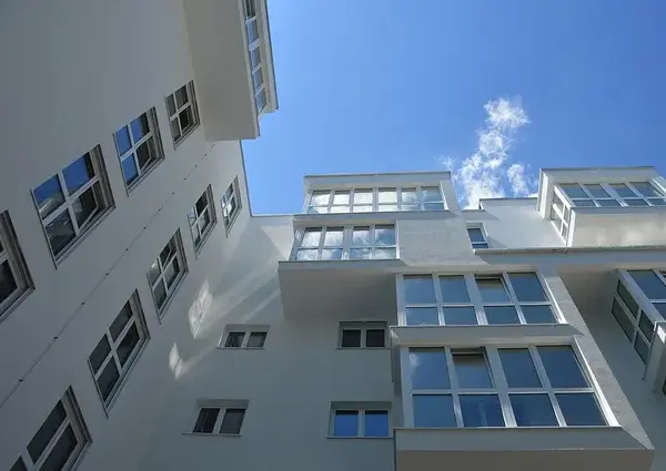 Kto zdejmuje izolacje? Poznaj kluczowe zasady i decyzje lekarzy