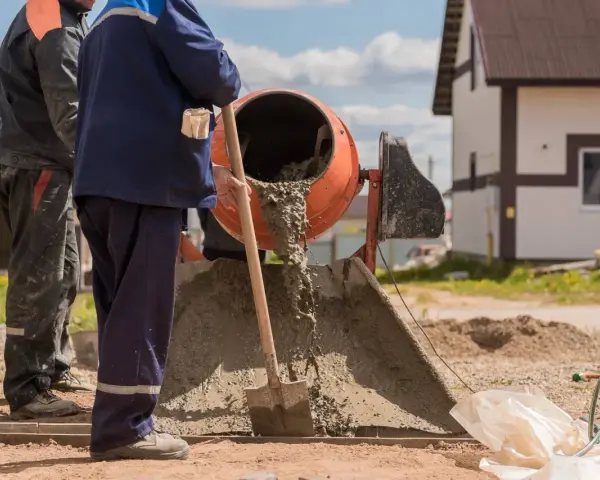 Ile łopat piasku na worek cementu? Sprawdź idealne proporcje