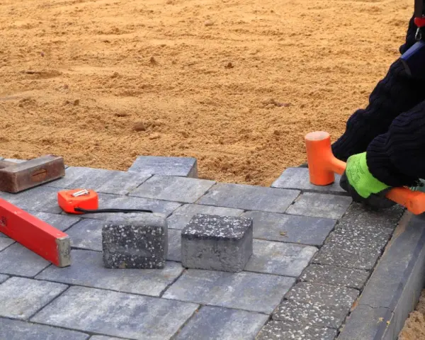 Ile cementu potrzebujesz na podsypkę pod kostkę brukową, aby uniknąć problemów?