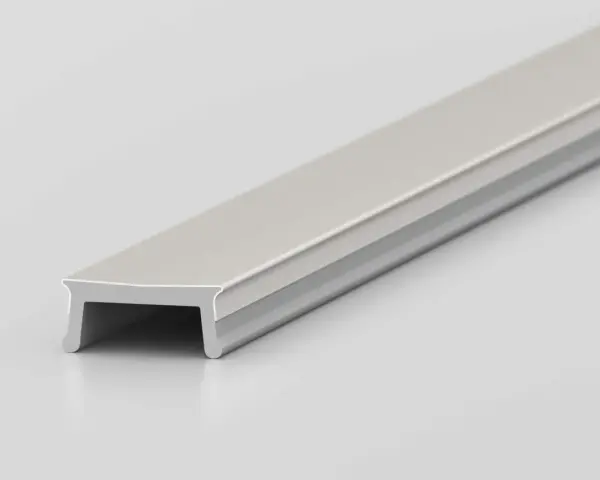 Profil aluminiowy w kolorze RAL 9006, z subtelnym wykończeniem, idealny do nowoczesnych wnętrz.