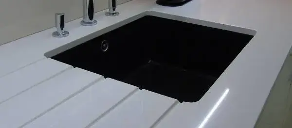Czarny blat kuchenny konglomerat - elegancja i trwałość w Twojej kuchni