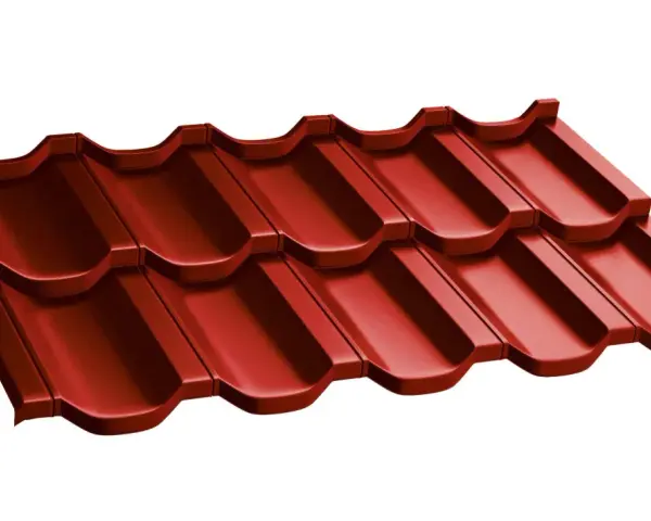 Dachówka modułowa w kolorze ral czerwony, imitująca tradycyjną dachówkę ceramiczną, nadaje budynkowi ciepły i przytulny wygląd.