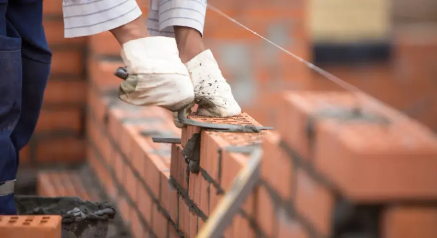 Ile waży cegła klinkierowa? Odkryj różnice w wagach i typach