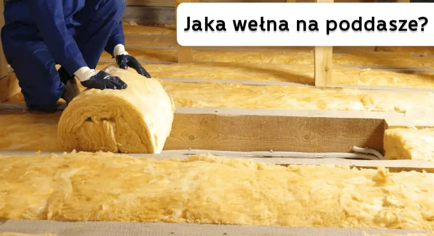 Pracownik układa wełnę mineralną na poddaszu. Jaka wełna na poddasze sprawdzi się najlepiej?