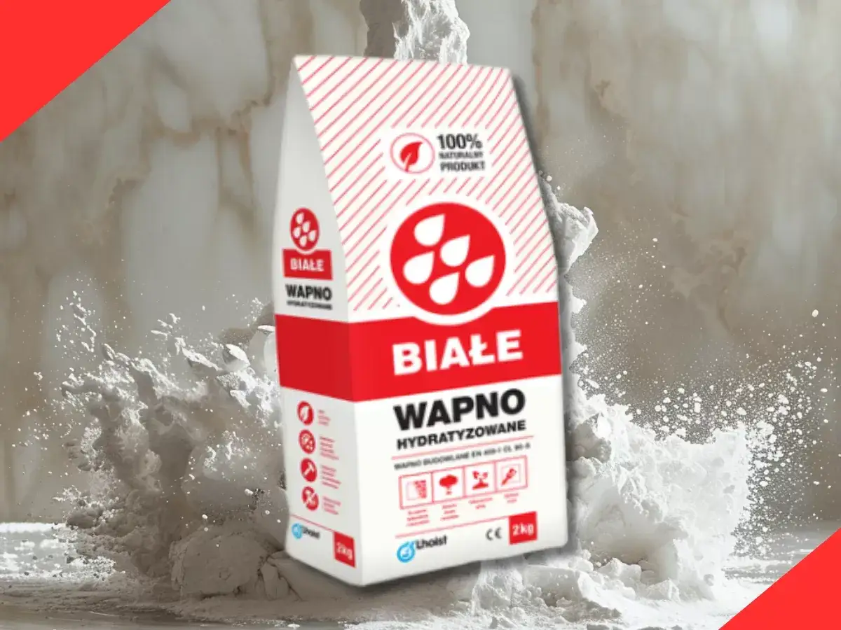 Białe wapno budowlane w worku, otoczone chmurą pyłu. Idealne do prac remontowych i budowlanych.