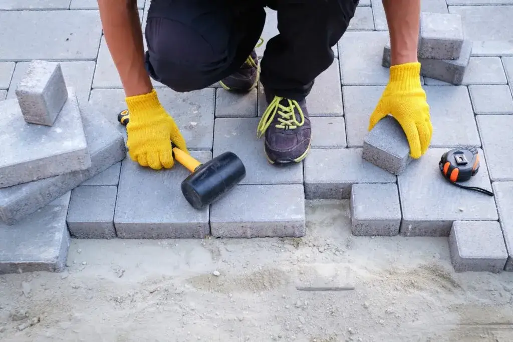 Zdjęcie Jaki cement pod kostkę? Wybierz najlepszy materiał na podsypkę
